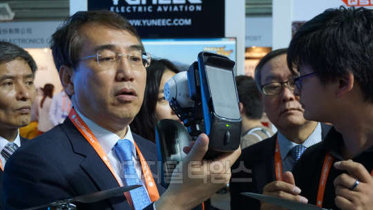 이석준 미래창조과학부 1차관이 26일 중국 상하이에서 진행중인 CES 아시아를 방문해 중국 기업들의 제품을 살펴보고 있다.